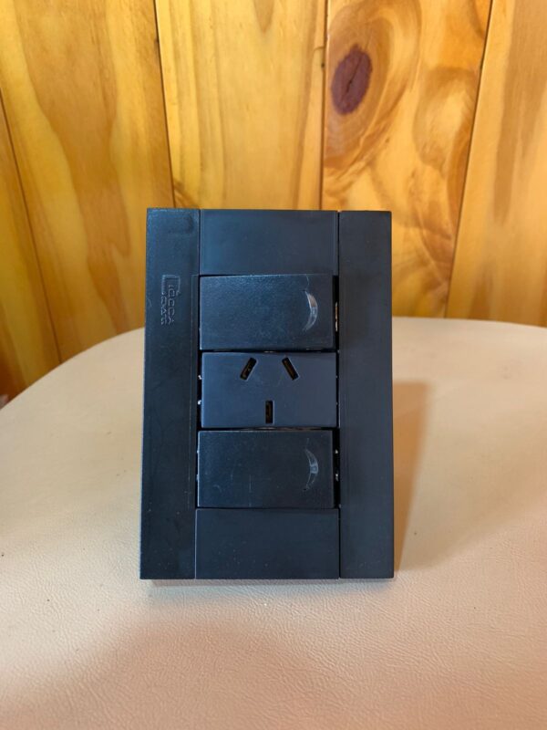 b1c4dfaa-d688-48b6-a7be-8d967442a752 LLAVE ARMADA NEGRA 2 INT/1 TOMA 10A CIOCCA PLAST