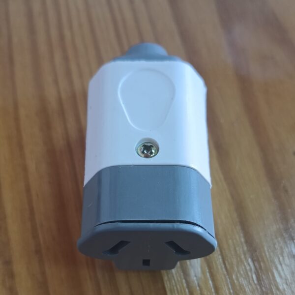 WhatsApp Image 2025-10-21 at 3.58.43 PM FICHA HEMBRA TRIPOLAR C/PRENSA CABLE (100)